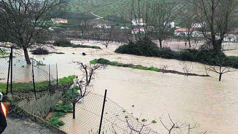 Búsqueda de un motorista arrastrado por la riada en el término de Martos