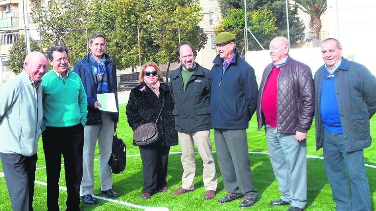 La pista deportiva de “La Paz” mejora con la formación del Urban