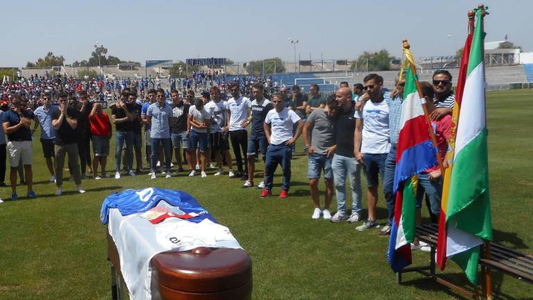Linarejos despide a su eterno capitán, Fran Carles