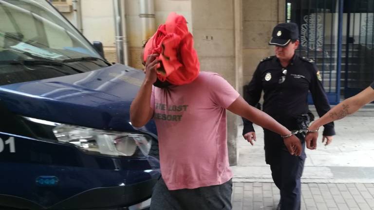 Traslado al juzgado de los detenidos por el tiroteo en San Rufino