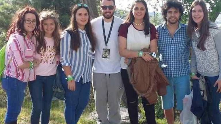 Fieles seguidoras del cantante Antonio José