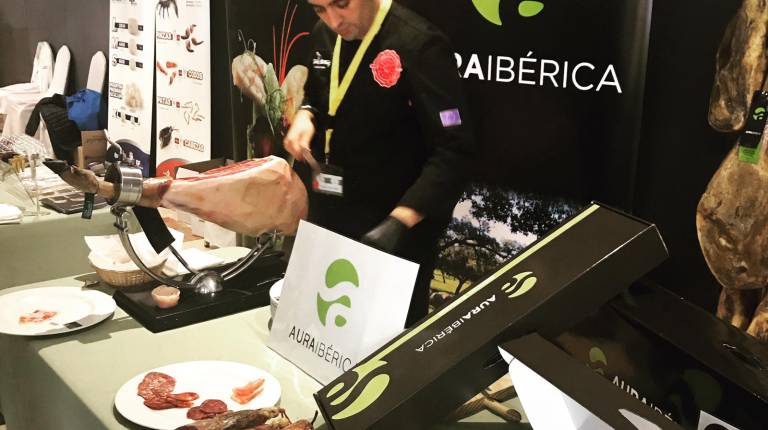 IBÉRICO. <i>Un cortador de jamón prepara un plato para la desgustación de los asistentes a la feria.</i>