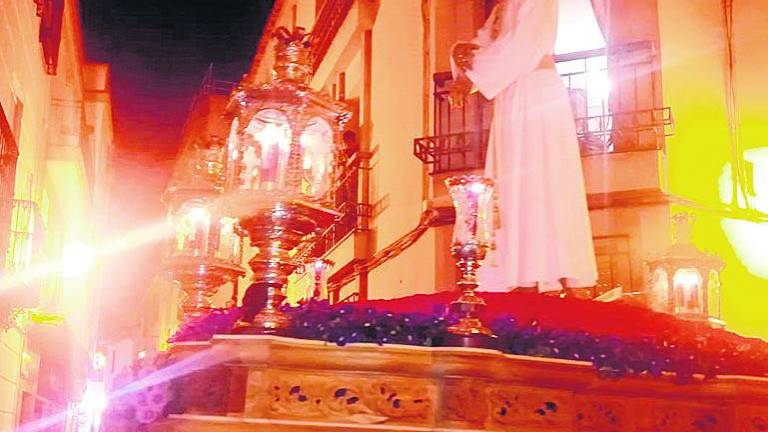 Los fieles locales alientan a Cristo