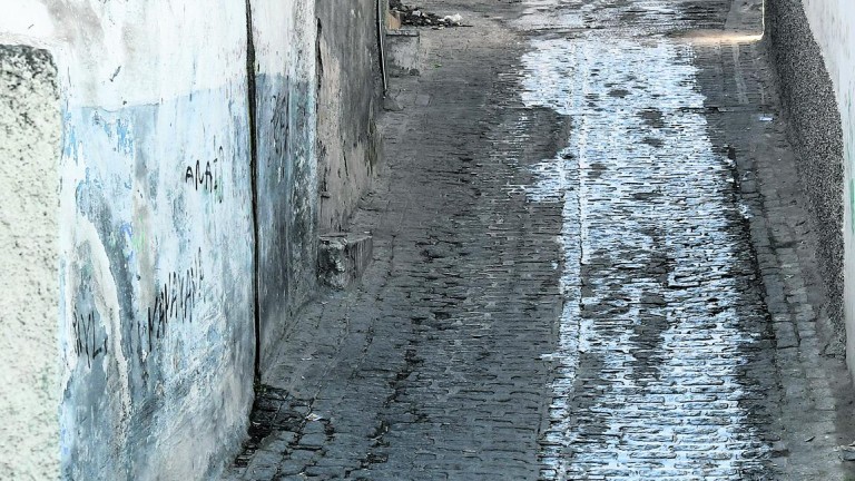 Un “río” de aguas pestilentes recorre la calle Antonio Díaz
