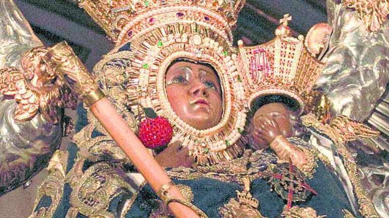 La imagen de la Virgen de la Cabeza ya está en el camarín