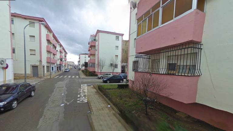 Desalojo preventivo de doce viviendas por el incendio de un bar en La Carolina