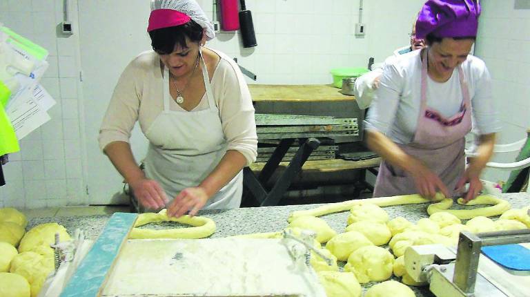 DÍA DE REYES. <i> Trabajadoras de la Panadería Manolete trabajan en el gran roscón. </i>