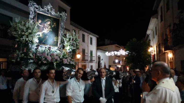 Todo un pueblo con la Virgen