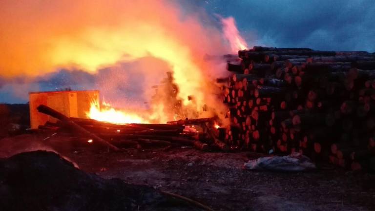 Un incendio arrasa con la madera de una fábrica de pellet en Úbeda