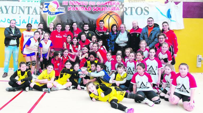 ILUSIÓN. <i> Participantes en el torneo, junto con el concejal Amador Lara y la responsable de Cáritas, Cristina Soler, con miembros del club organizador. </i>