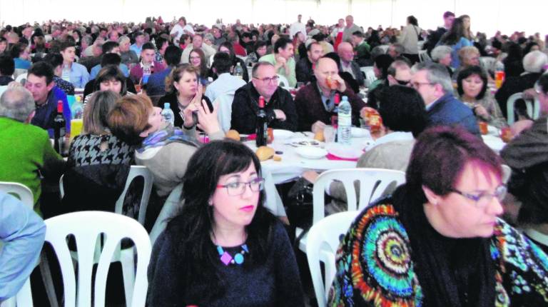 A TOPE. <i>El recinto ferial de las Eras del Mecedero de Frailes volvió a llenarse de comensales con motivo de la celebración.</i>