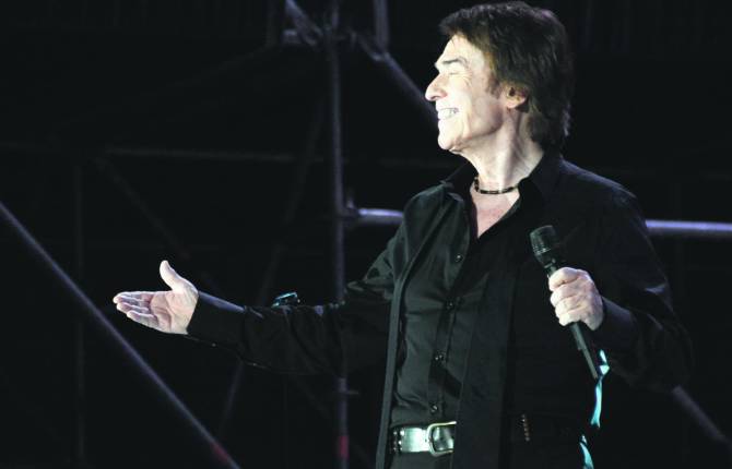 ARTE. El cantante de Linares, durante su actuación en el auditorio del recinto ferial de Úbeda.