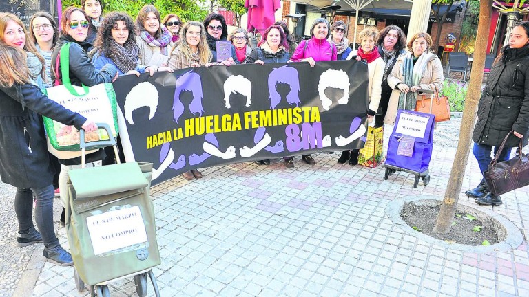 Colectivos de mujeres simbolizan su apoyo a la huelga feminista