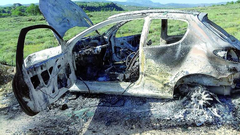 Un coche es incendiado en Los Llanos