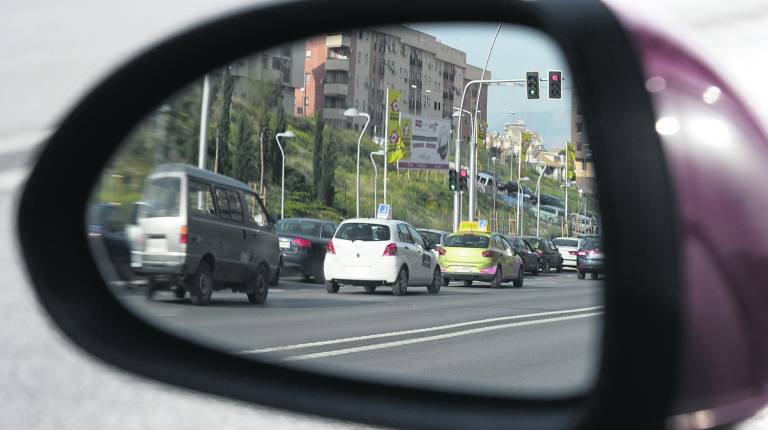 RETROVISOR. <i>Varios vehículos de distintas autoescuelas circulan por la Avenida de Andalucía de la capital jiennense.</i>