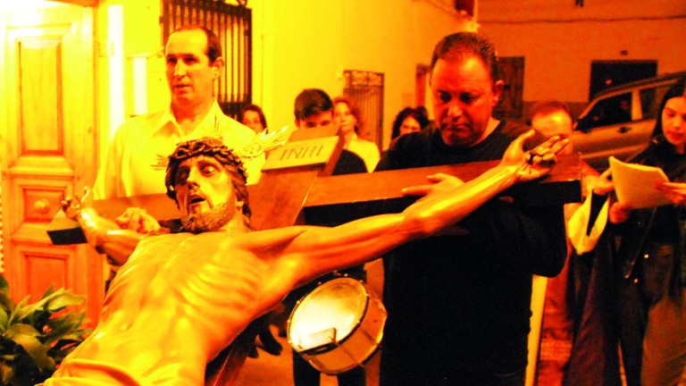 Vía crucis con el Cristo de la Vera Cruz a hombros por Valdepeñas