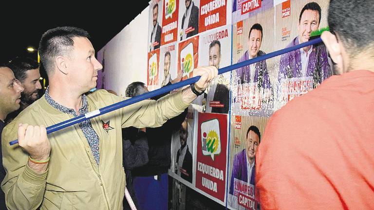 La pegada de carteles inicia la campaña