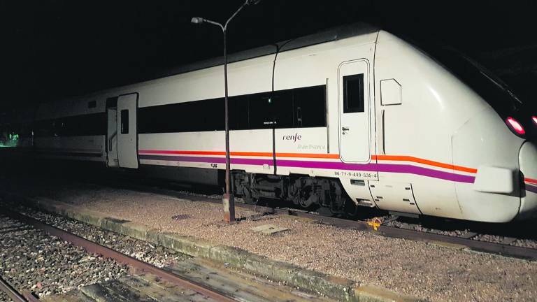 Renfe devuelve por error solo medio billete del tren averiado