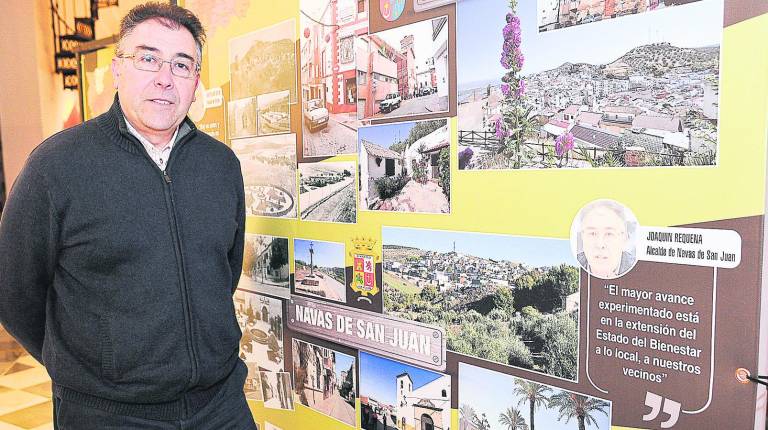 VISITA. <i>Joaquín Requena, alcalde de Navas, conoció la exposición conmemorativa de los Baños Árabes. </i>