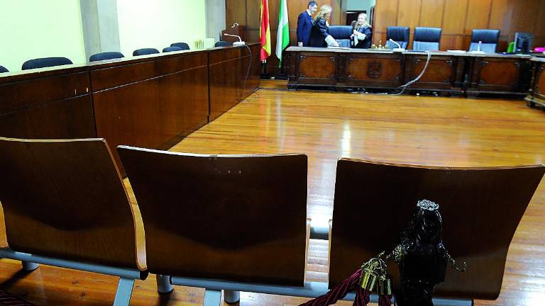 Espera juicio en la cárcel por tirotear al novio de su expareja