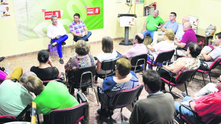 Reyes llena la sede socialista en el primer día de campaña