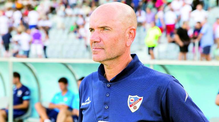 <span style=text-transform:uppercase>entrenador</span><i>. Miguel Rivera observa el terreno de juego durante el derbi del pasado fin de semana entre el Linares y el Real Jaén.</i>