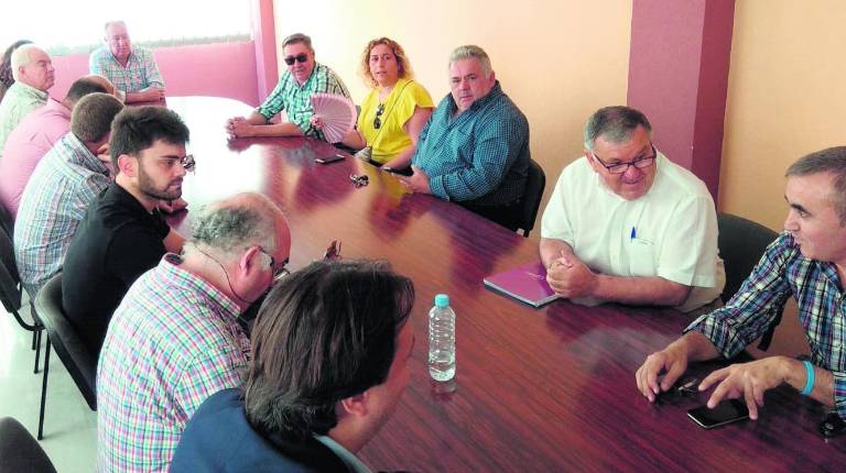 CITA. <i> El delegado de Fomento, José Manuel Higueras, y los alcaldes de Villatorres y de Mengíbar, Sebastián López y Juan Bravo, con más miembros de la plataforma</i>