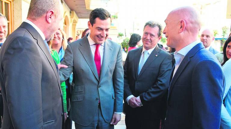 REUNIÓN. <i>El presidente de la Junta, Juan Manuel Moreno, durante su visita a Linares el pasado viernes. A su izquierda, el alcalde, Juan Fernández. </i>