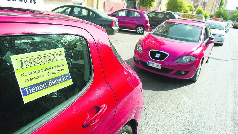 El lío sigue en las autoescuelas