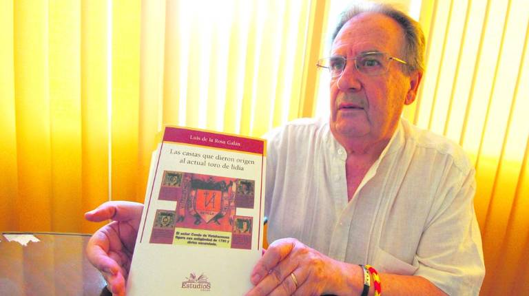 PUBLICACIÓN. <i>El autor del libro, Luis de la Rosa, muestra un ejemplar.</i>
