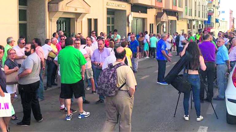 El paro saca a 300 personas a las calles en una protesta