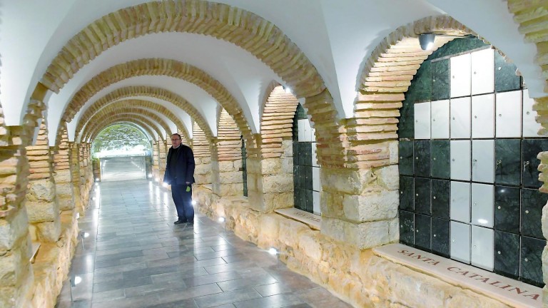 La cripta de San Ildefonso alberga  columbarios