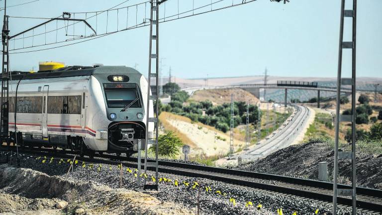 Ya se coloca la nueva vía del tren