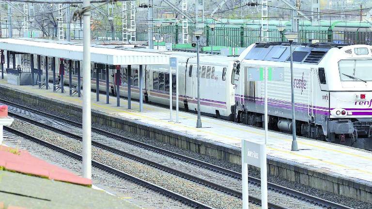 Frente común para que el tren a Barcelona no desaparezca