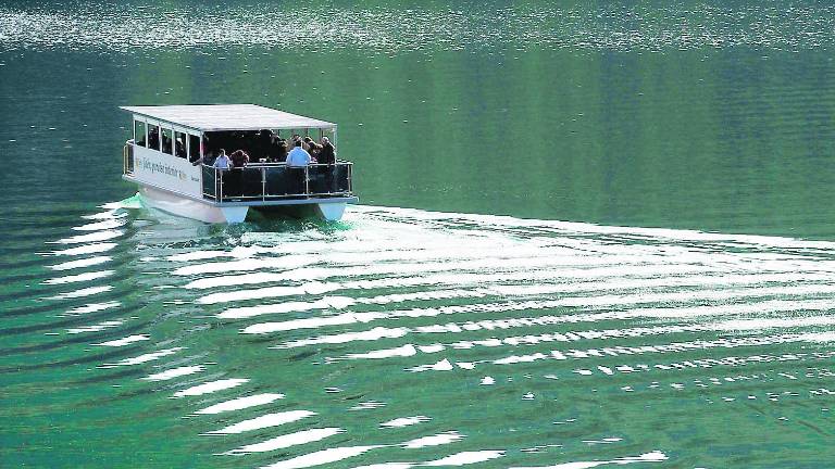 Dos mil pasajeros se suben al barco solar en una semana