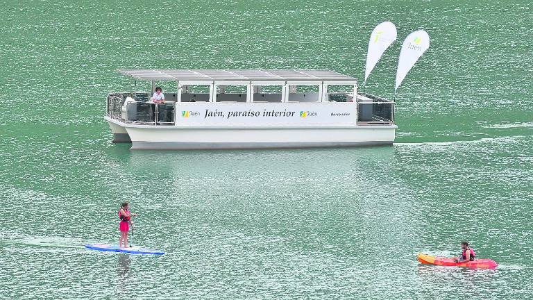 El barco solar de El Tranco sufre los efectos de la sequía