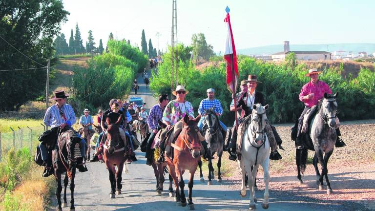 Miles de personas suben a caballo al cerro de la Cabeza