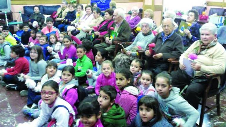 Escolares interaccionan con mayores