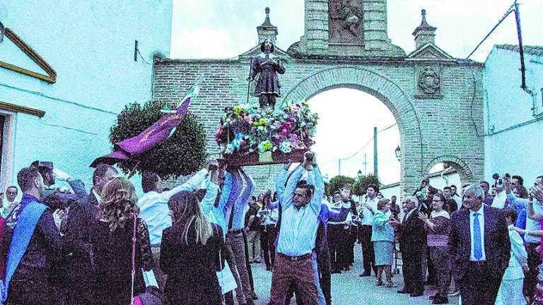 “El Labrador” se alza ante las miradas de sus fieles