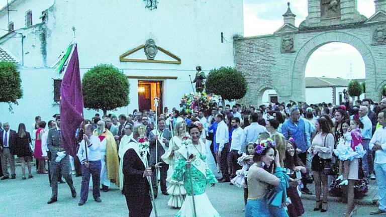 “El Labrador” se alza ante las miradas de sus fieles