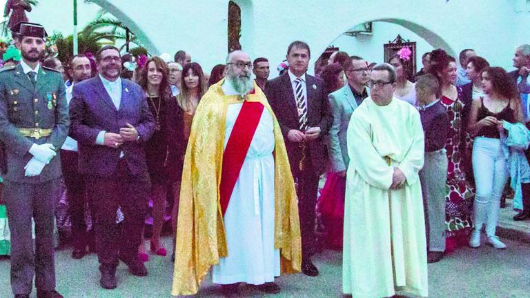 “El Labrador” se alza ante las miradas de sus fieles