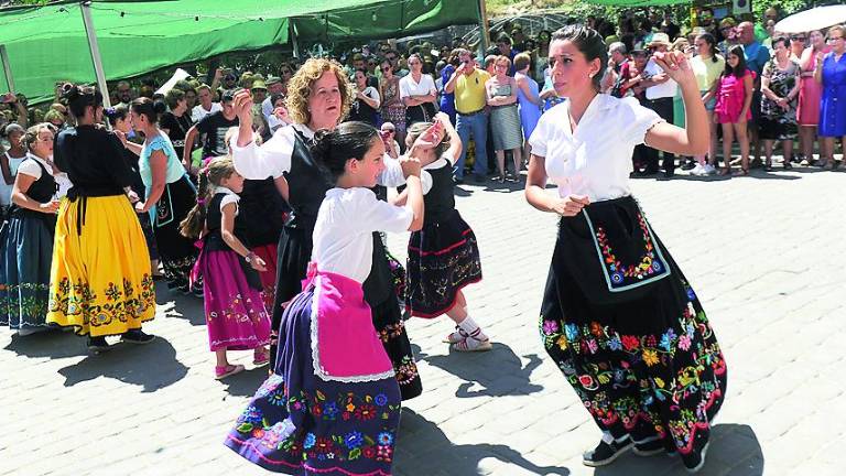 Vivas a la Virgen del Rosario entre jotas y cuerva