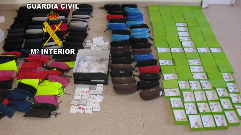 Tres detenidos por vender ropa y gafas falsificadas en la Carolina