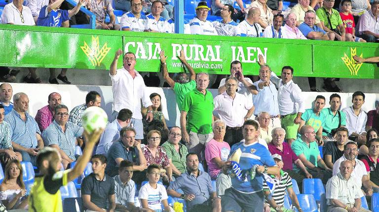 <span style=text-transform:uppercase>Entrega</span><i>. Varios aficionados disfrutan en Linarejos del partido entre el Linares Deportivo y el Marbella.</i>