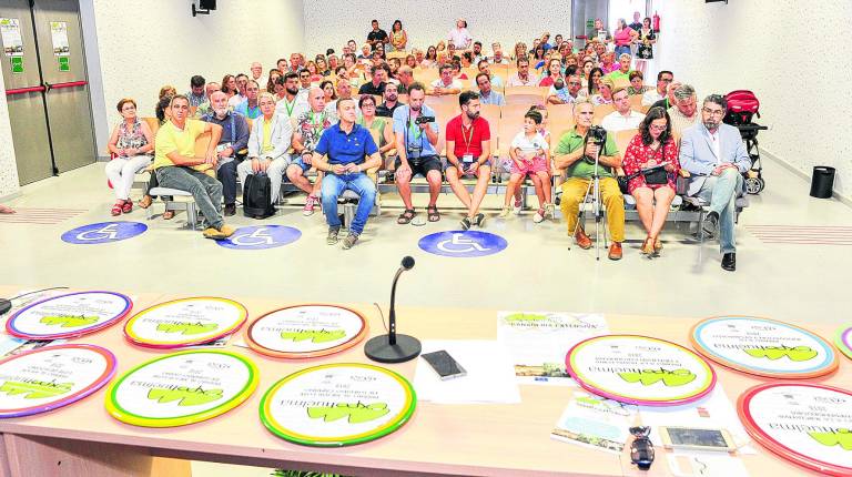 PREMIADOS. <i> Público asistente al acto, con los premios en primer plano. </i>