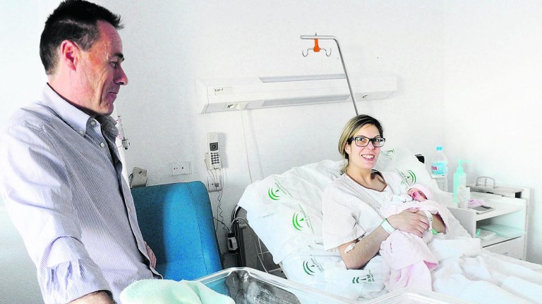 Una mujer da a luz, de urgencia, en el Centro de Salud de Huelma