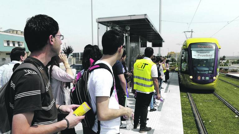 Los técnicos aguardan para coger las riendas del tranvía