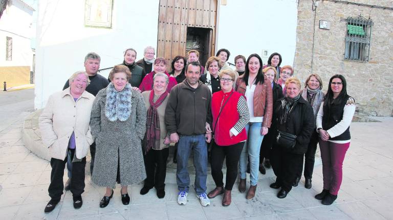 PARROQUIA. <i> Vecinos de Larva posan con Ana María Gómez, delante de la Iglesia de San Pedro.</i>