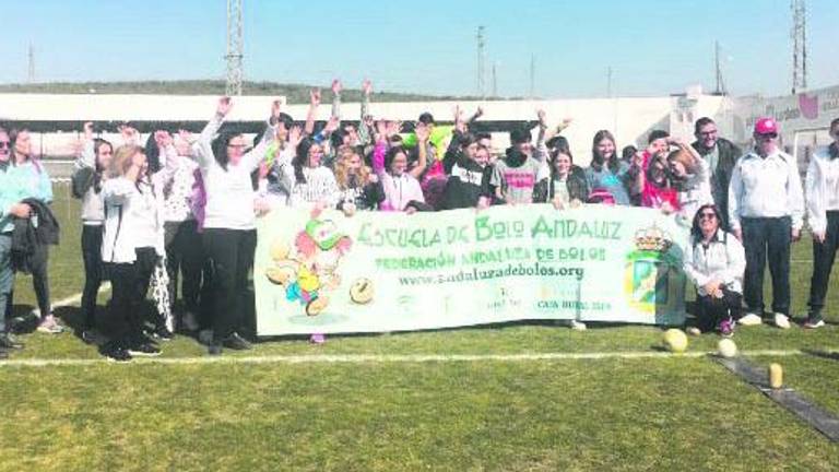 Alumnos aprenden a jugar a los bolos serranos