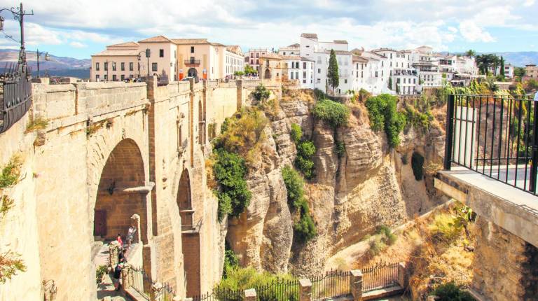 TRADICIÓN. <i>El Tajo de Ronda se erige sobre uno de los desfiladeros más impresionantes y bellos de España. La Plaza de Toros de Ronda y los Baños Árabes también son imprescindibles para el visitante.</i>